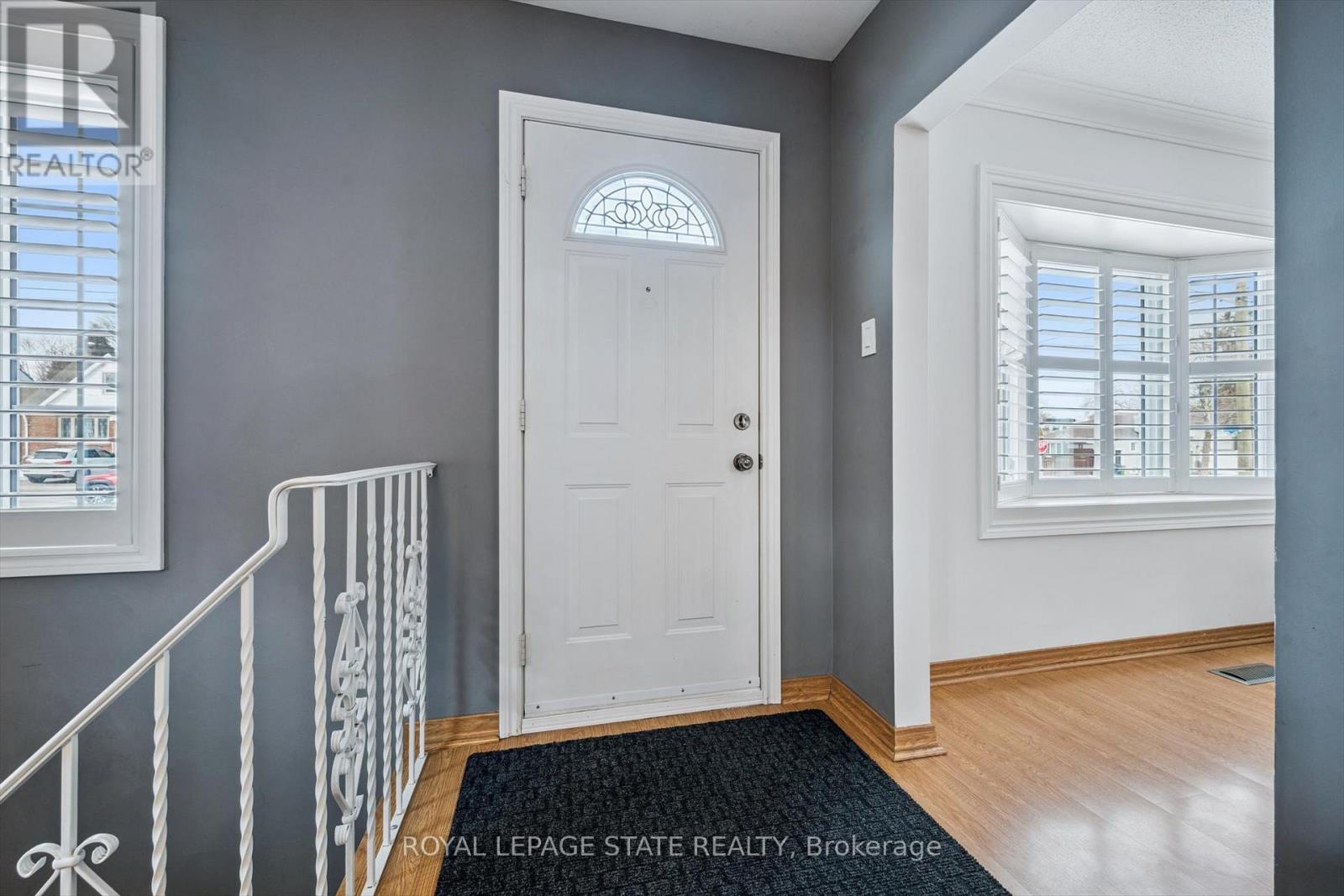 70 Westleigh Crescent, Toronto, Ontario  M8W 3Z7 - Photo 3 - W12849396