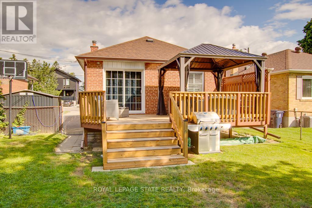 70 Westleigh Crescent, Toronto, Ontario  M8W 3Z7 - Photo 34 - W12849396