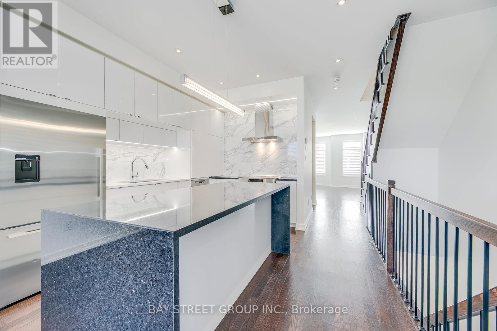 227 Huguenot Road, Oakville, Ontario  L6H 0L6 - Photo 11 - W12849522