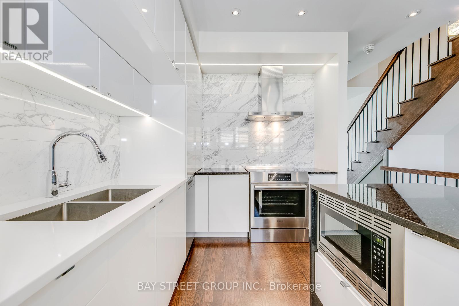 227 Huguenot Road, Oakville, Ontario  L6H 0L6 - Photo 13 - W12849522