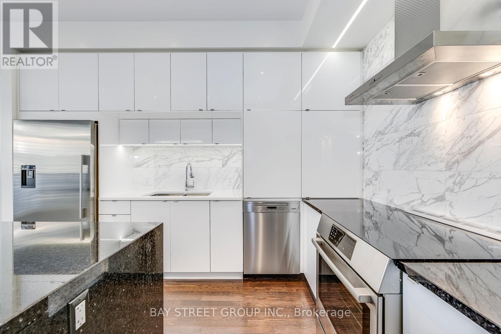 227 Huguenot Road, Oakville, Ontario  L6H 0L6 - Photo 15 - W12849522