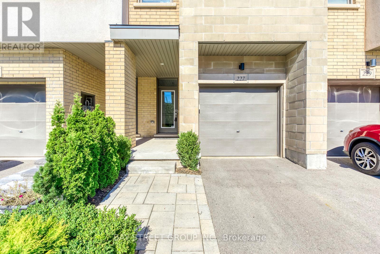 227 Huguenot Road, Oakville, Ontario  L6H 0L6 - Photo 2 - W12849522
