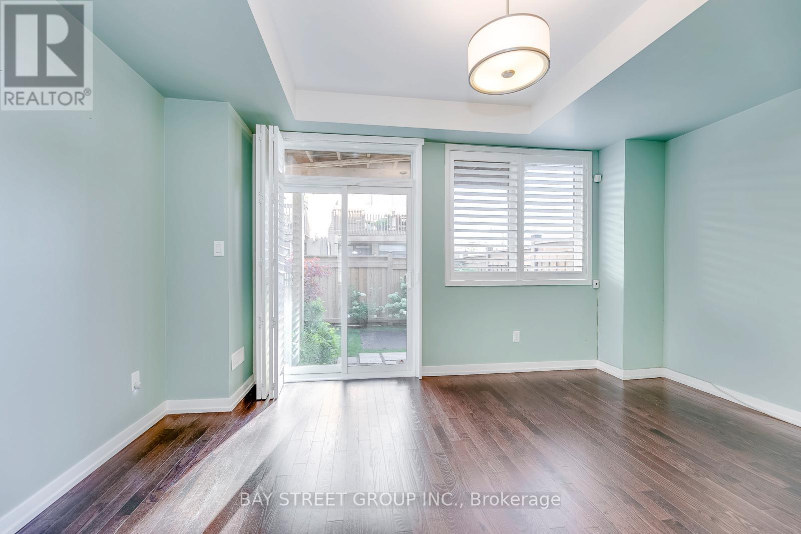 227 Huguenot Road, Oakville, Ontario  L6H 0L6 - Photo 5 - W12849522