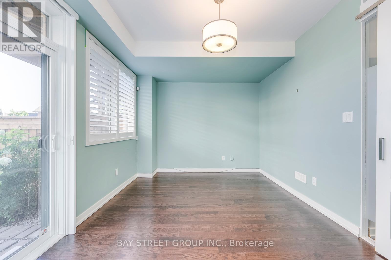 227 Huguenot Road, Oakville, Ontario  L6H 0L6 - Photo 6 - W12849522