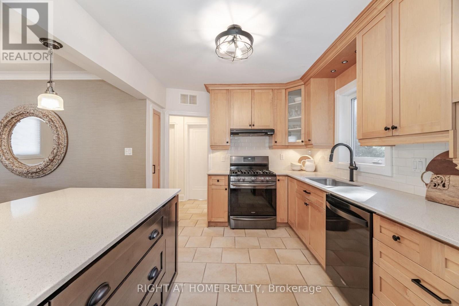 75 Emerald Crescent, Toronto, Ontario  M8V 2B5 - Photo 16 - W12849528