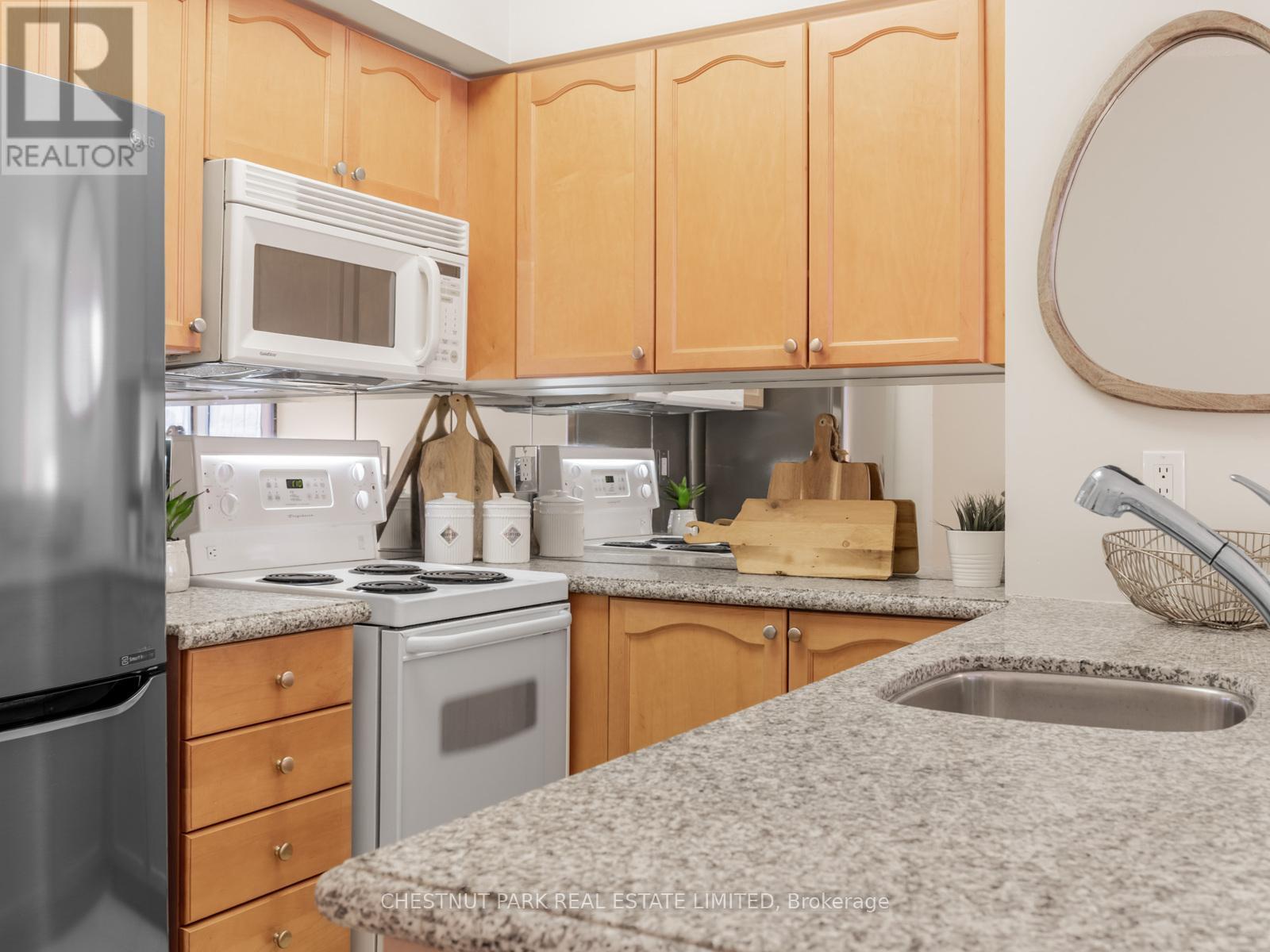 501 - 2119 Lake Shore Boulevard W, Toronto, Ontario  M8V 4E8 - Photo 4 - W12849530