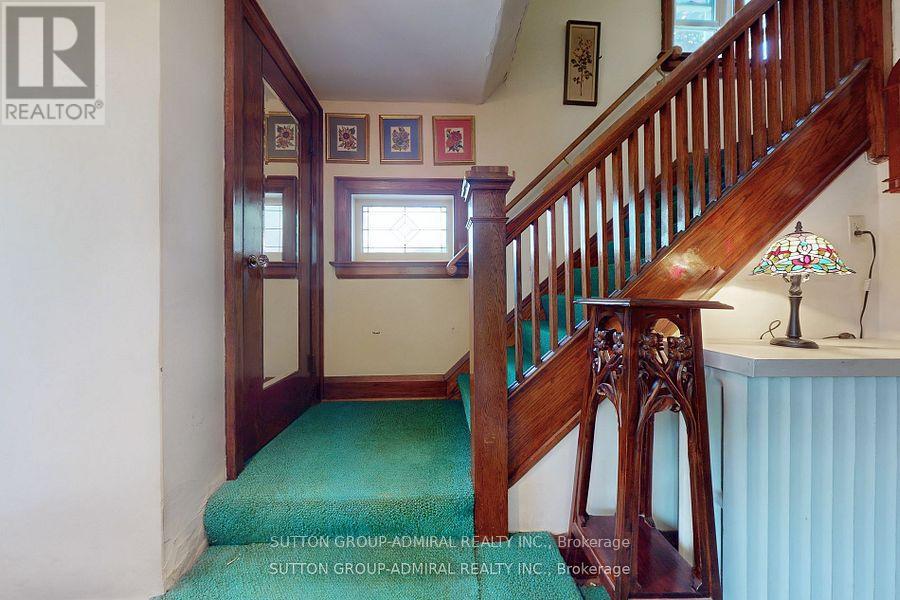 1 Valleyview Gardens, Toronto, Ontario  M6S 2B5 - Photo 11 - W12849600