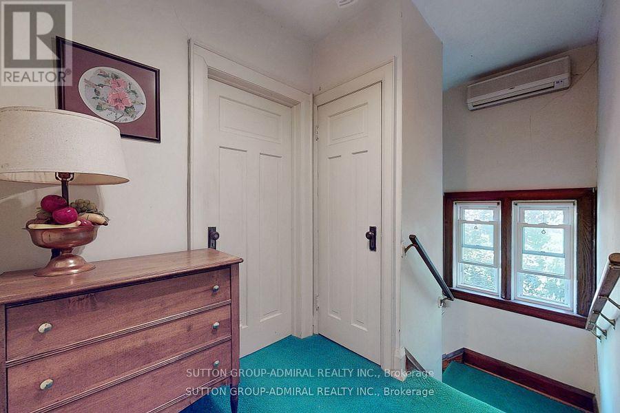 1 Valleyview Gardens, Toronto, Ontario  M6S 2B5 - Photo 12 - W12849600