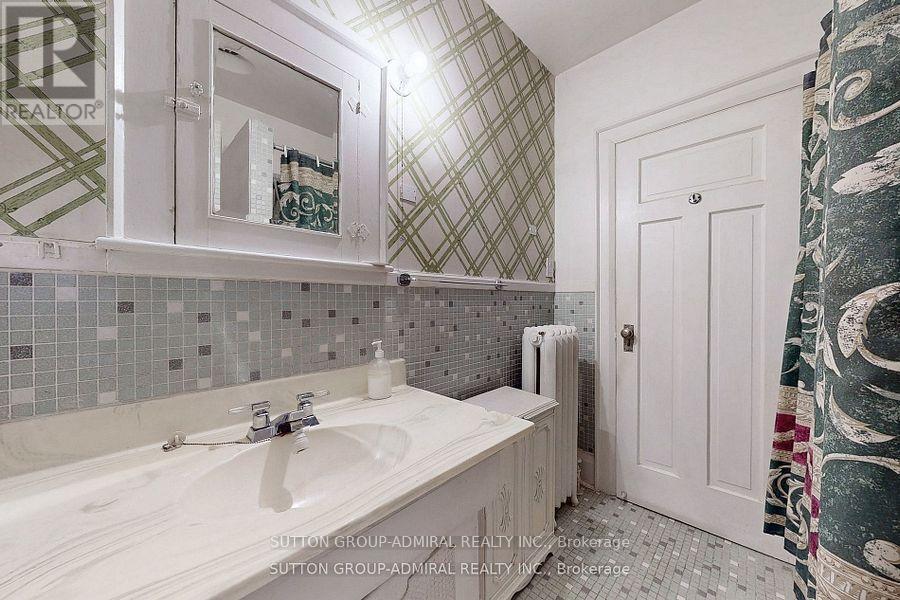 1 Valleyview Gardens, Toronto, Ontario  M6S 2B5 - Photo 17 - W12849600