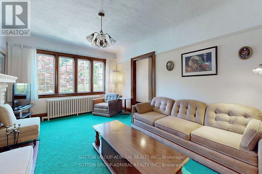 1 Valleyview Gardens, Toronto, Ontario  M6S 2B5 - Photo 4 - W12849600