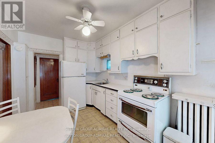 1 Valleyview Gardens, Toronto, Ontario  M6S 2B5 - Photo 7 - W12849600