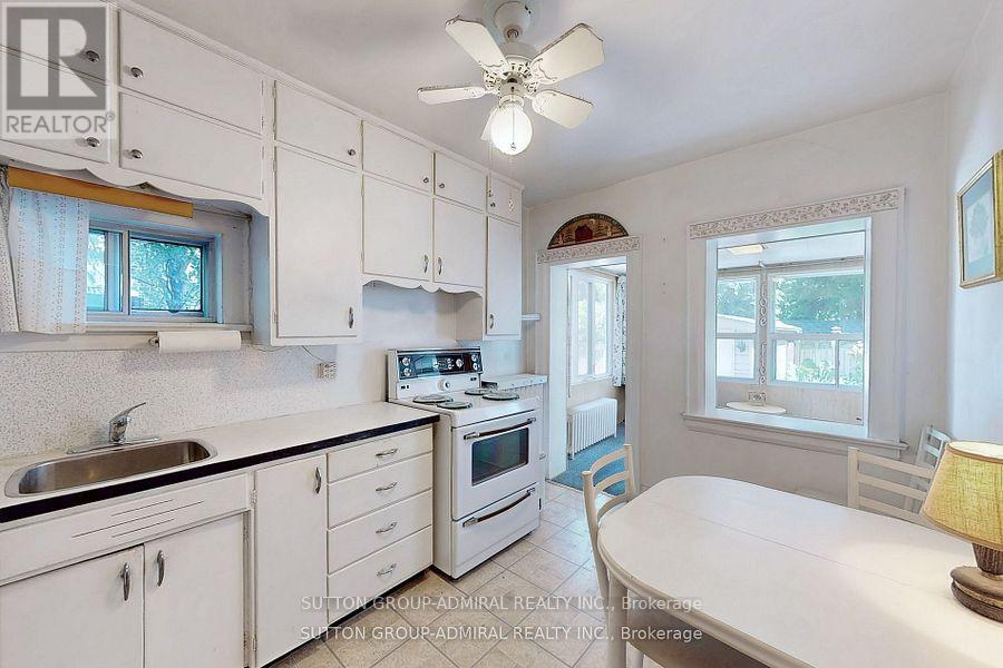 1 Valleyview Gardens, Toronto, Ontario  M6S 2B5 - Photo 8 - W12849600