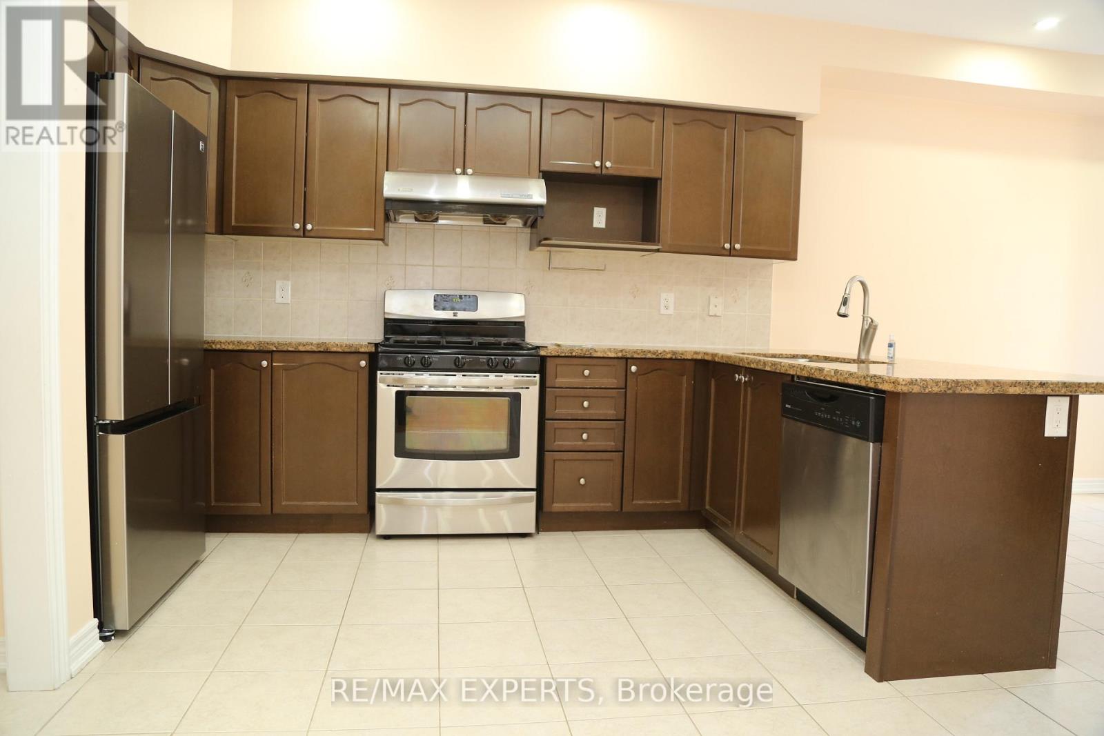 18 Mission Ridge Trail, Brampton, Ontario  L6P 3A2 - Photo 6 - W12849606