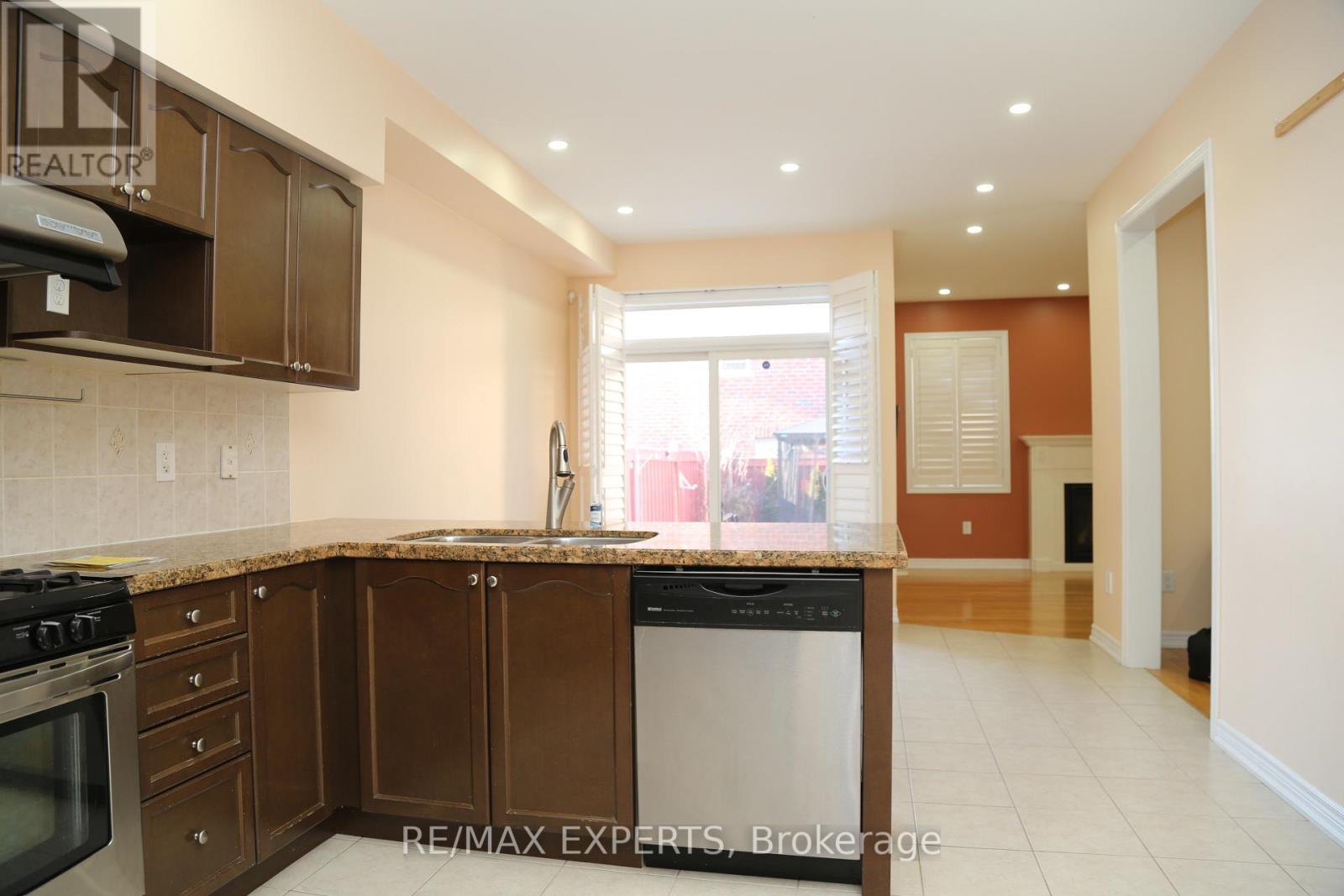 18 Mission Ridge Trail, Brampton, Ontario  L6P 3A2 - Photo 9 - W12849606