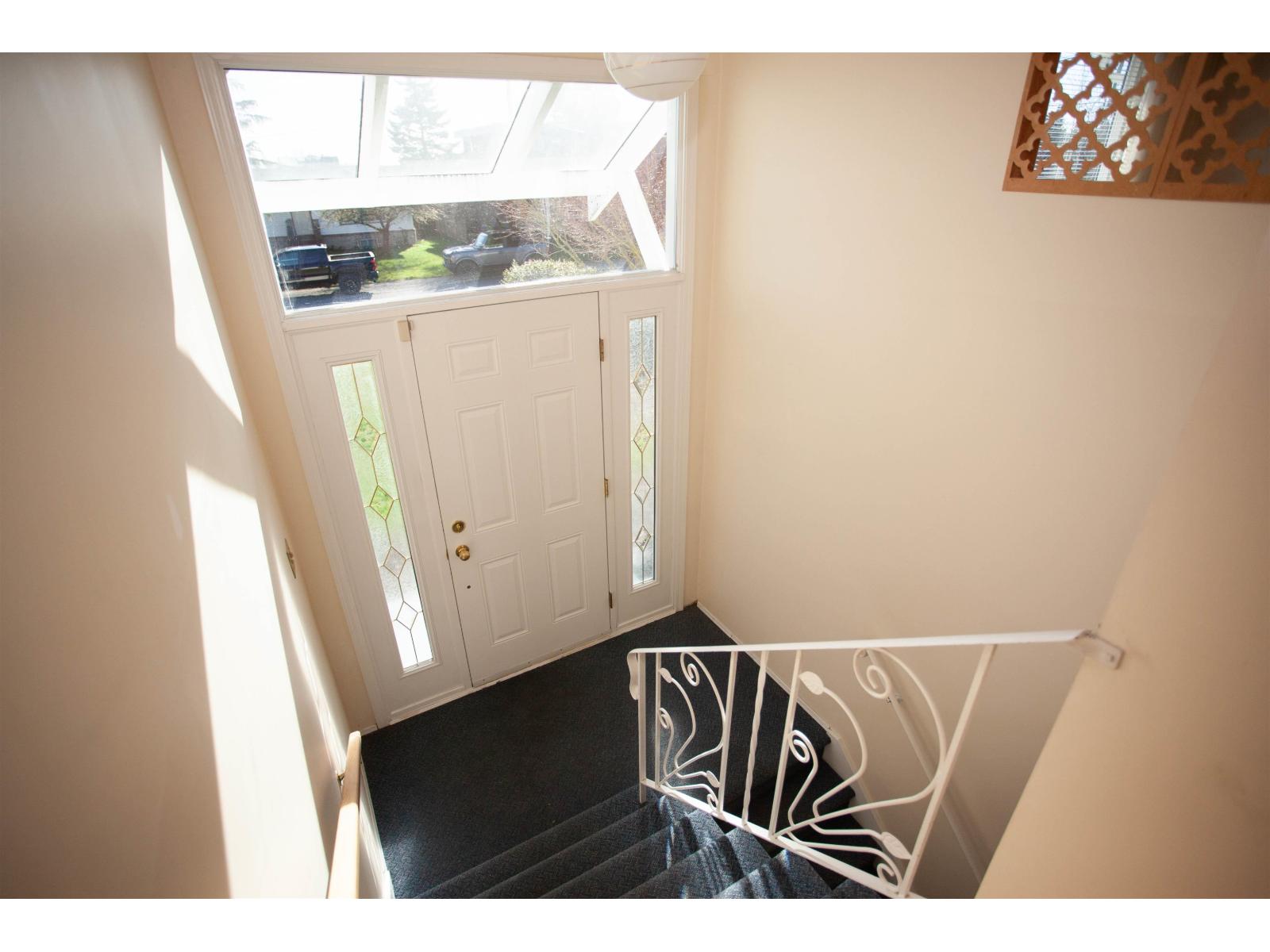 14451 Mann Park Crescent, White Rock, British Columbia  V4B 3A7 - Photo 3 - R3094476