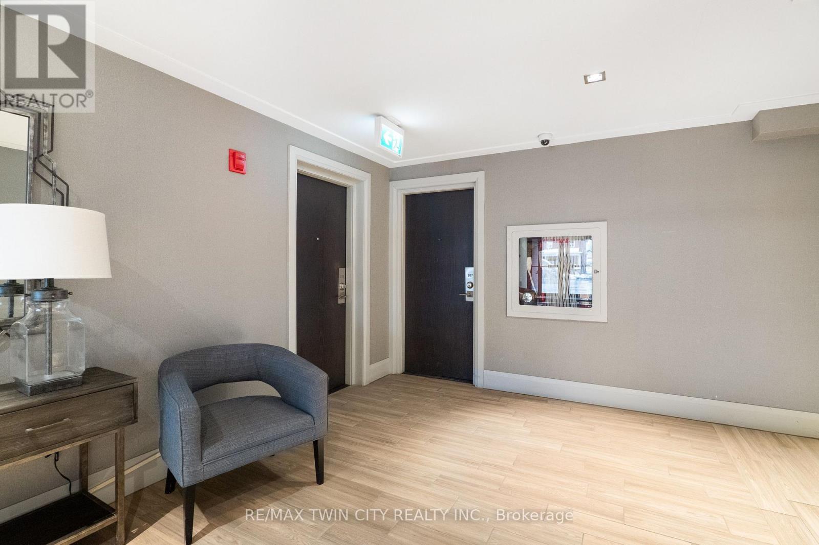 107 - 10 Ellen Street E, Kitchener, Ontario  N2H 6R8 - Photo 4 - X12849402