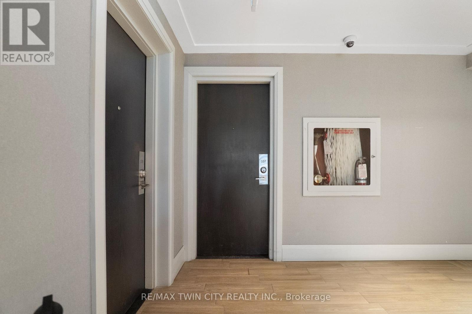 107 - 10 Ellen Street E, Kitchener, Ontario  N2H 6R8 - Photo 5 - X12849402