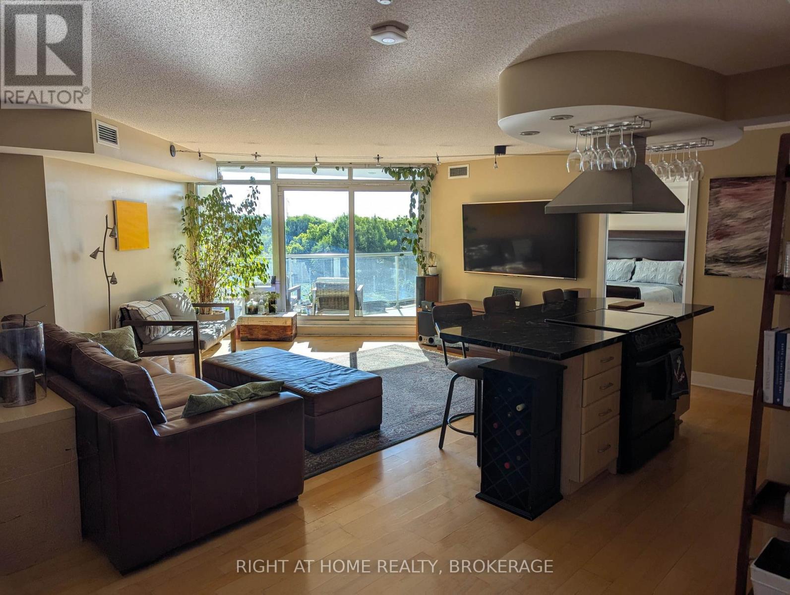 608 - 550 Queens Quay W, Toronto, Ontario  M5V 3M8 - Photo 1 - C12849740