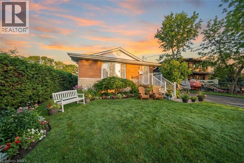 12 PARIS Road, brantford, Ontario