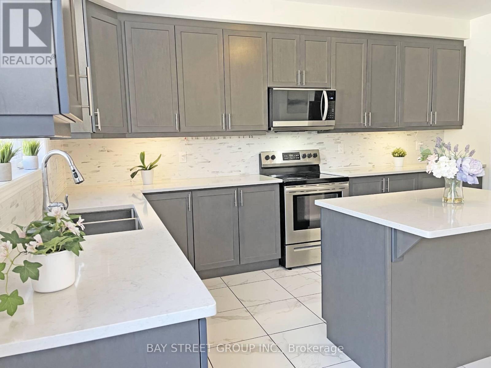 3315 Vardon Way, Oakville, Ontario  L6M 1S1 - Photo 3 - W12848898