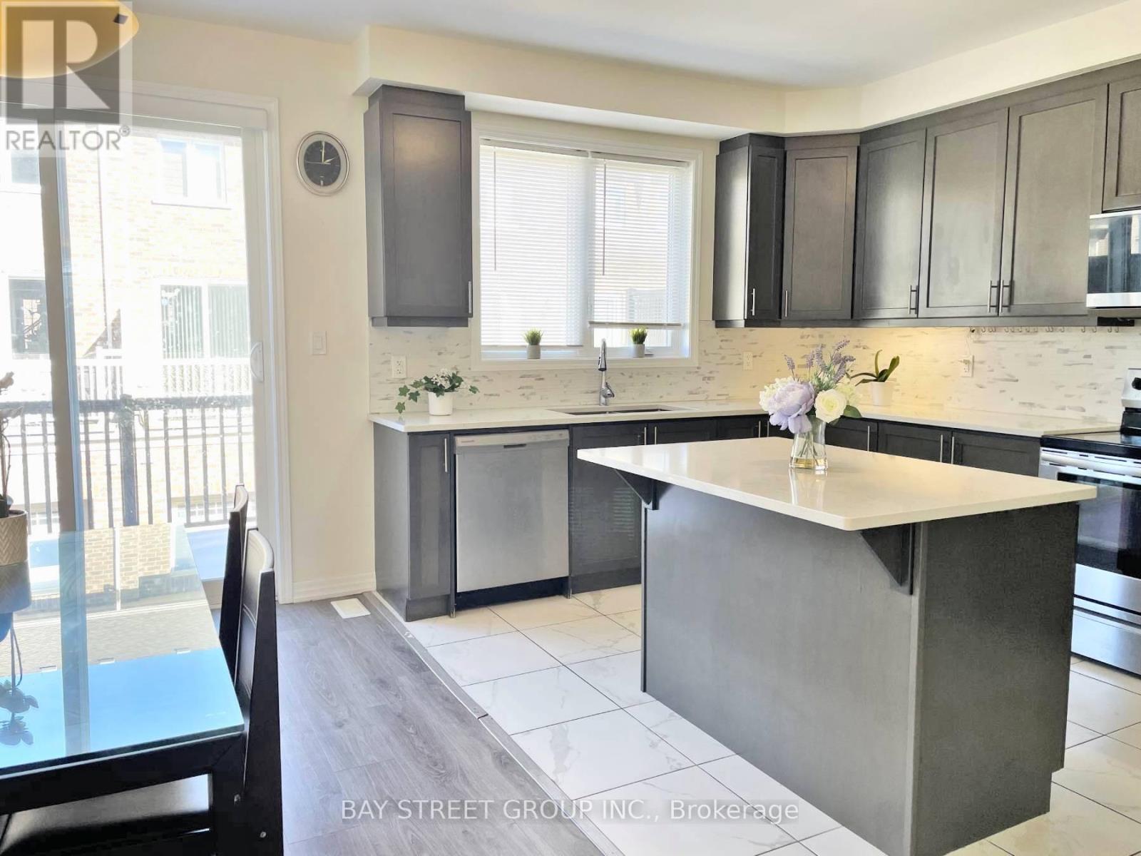 3315 Vardon Way, Oakville, Ontario  L6M 1S1 - Photo 4 - W12848898