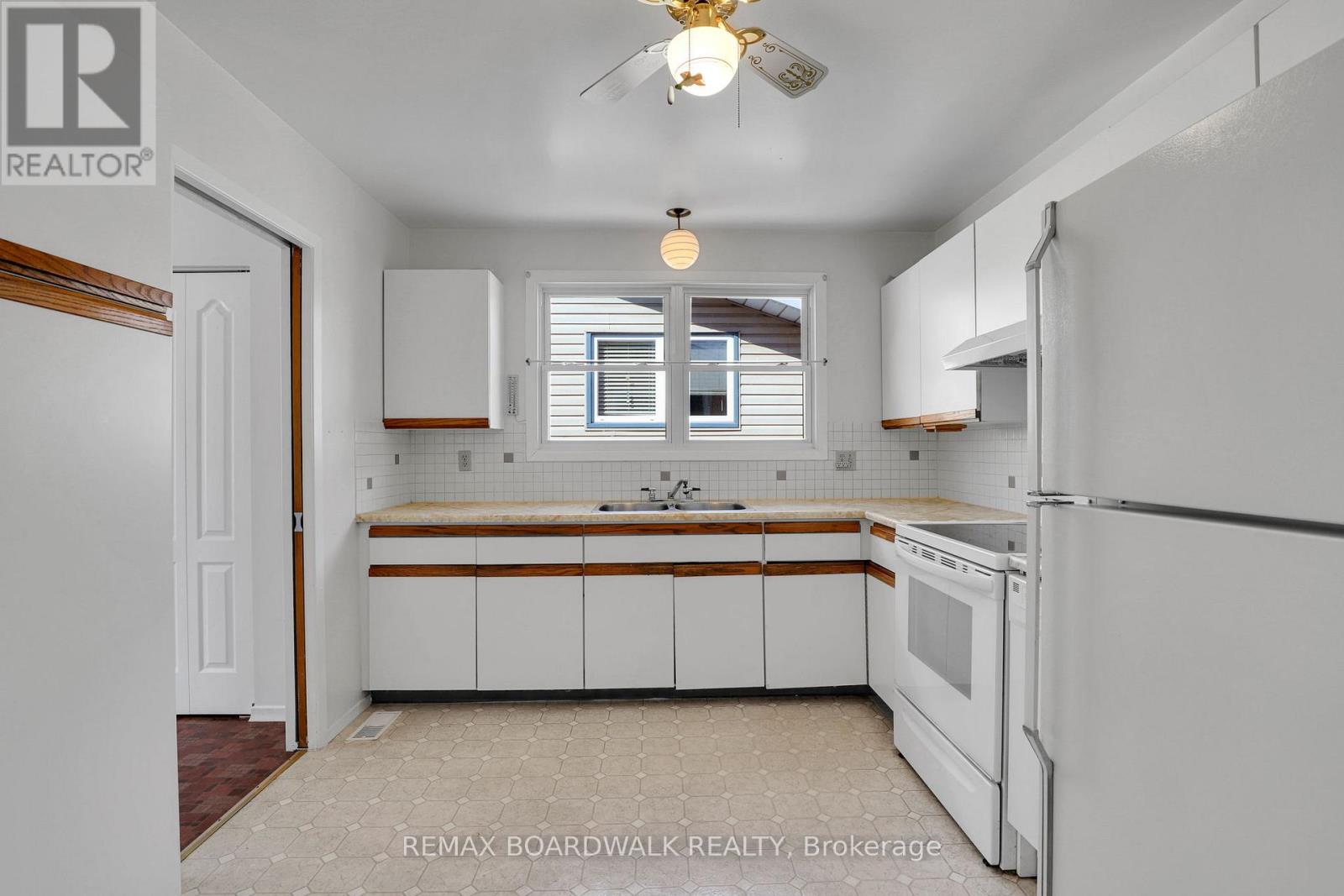 116 Old Colony Road, Ottawa, Ontario  K2L 1M2 - Photo 18 - X12849386