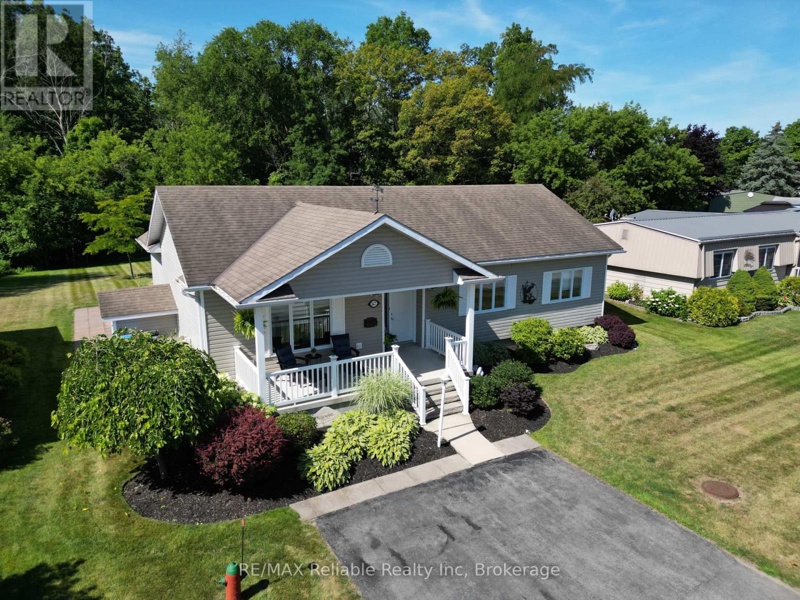 347 Shannon Boulevard, South Huron, Ontario  N0M 1T0 - Photo 2 - X12849768