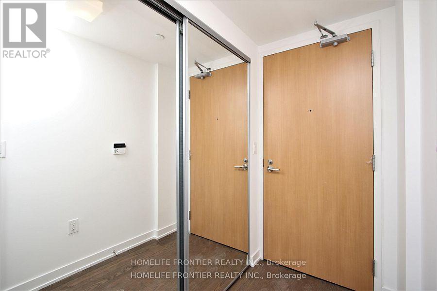 1011 - 11 Wellesley Street W, Toronto (Bay Street Corridor), Ontario  M4Y 1E8 - Photo 2 - C12849774