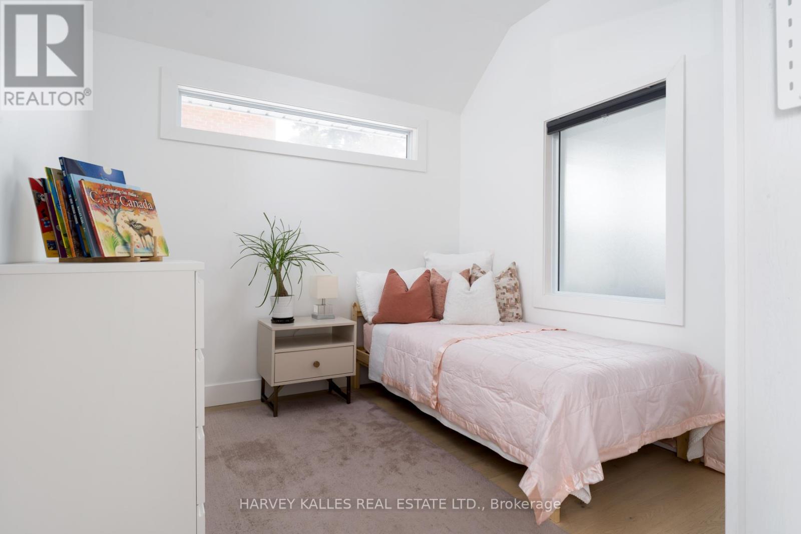 31 Elder Avenue, Toronto (Long Branch), Ontario  M8W 1S3 - Photo 8 - W12849096