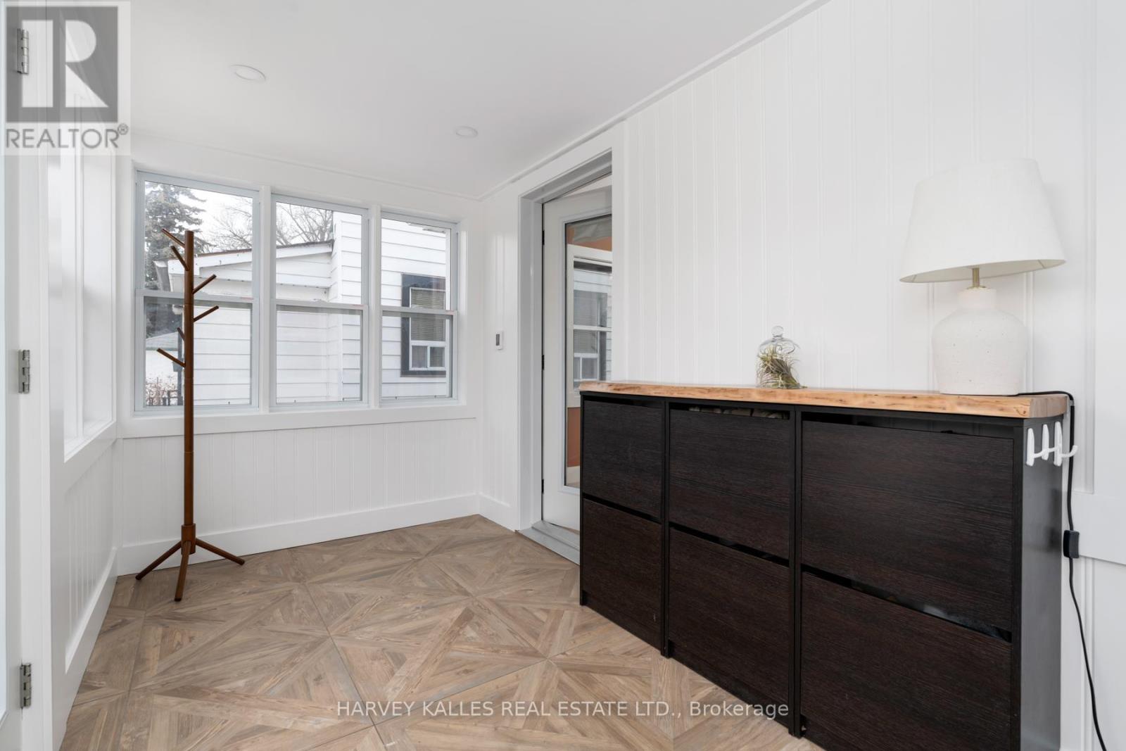 31 Elder Avenue, Toronto (Long Branch), Ontario  M8W 1S3 - Photo 5 - W12849096