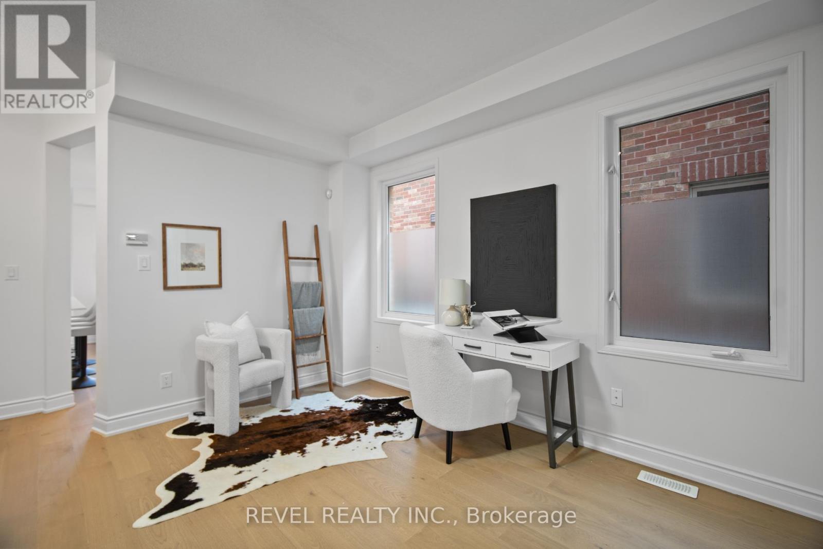 580 Courtney Valley Road, Mississauga, Ontario  L5V 0C2 - Photo 3 - W12849744