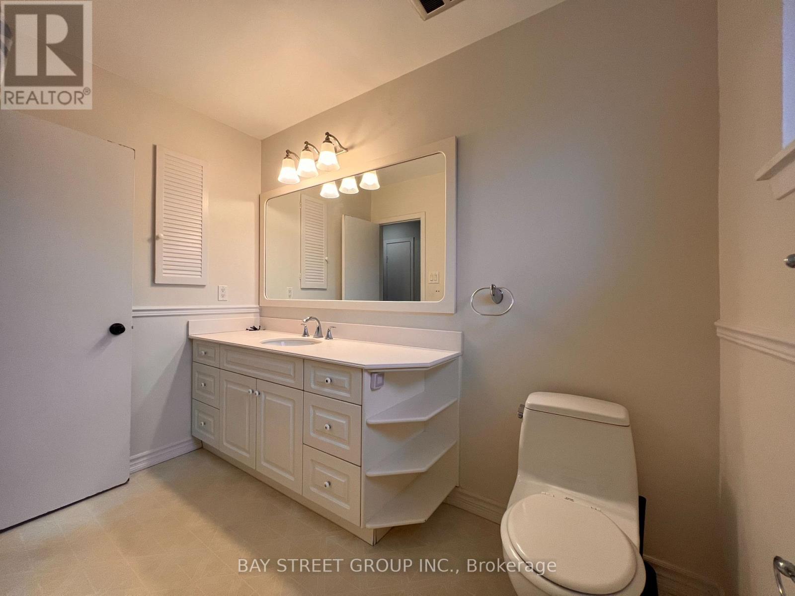 3195 Valmarie Avenue, Mississauga, Ontario  L5C 2A4 - Photo 11 - W12849838