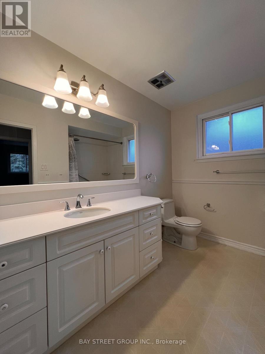 3195 Valmarie Avenue, Mississauga, Ontario  L5C 2A4 - Photo 12 - W12849838