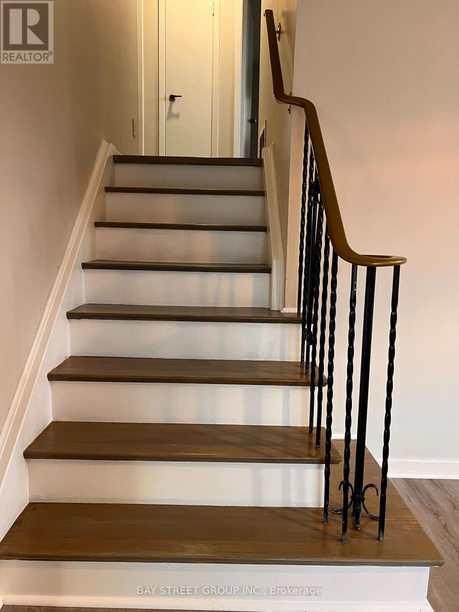 3195 Valmarie Avenue, Mississauga, Ontario  L5C 2A4 - Photo 15 - W12849838