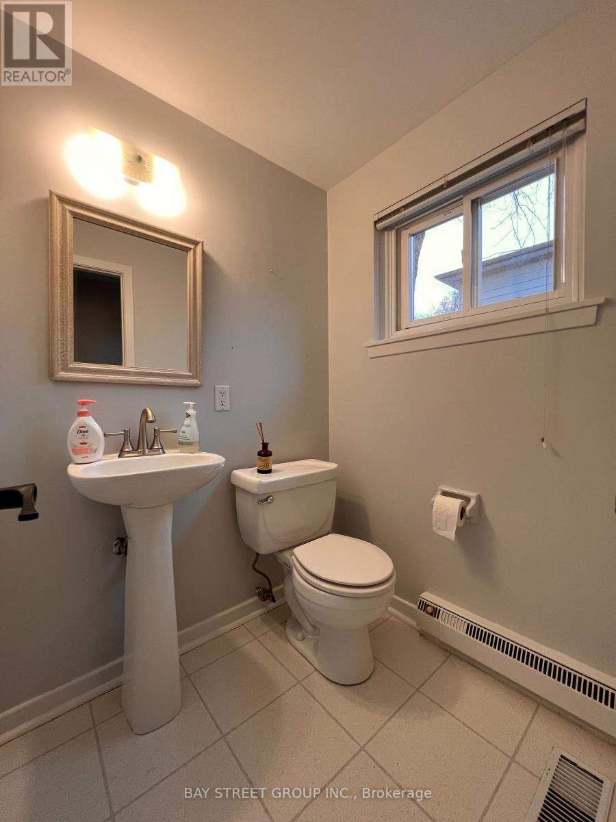 3195 Valmarie Avenue, Mississauga, Ontario  L5C 2A4 - Photo 4 - W12849838