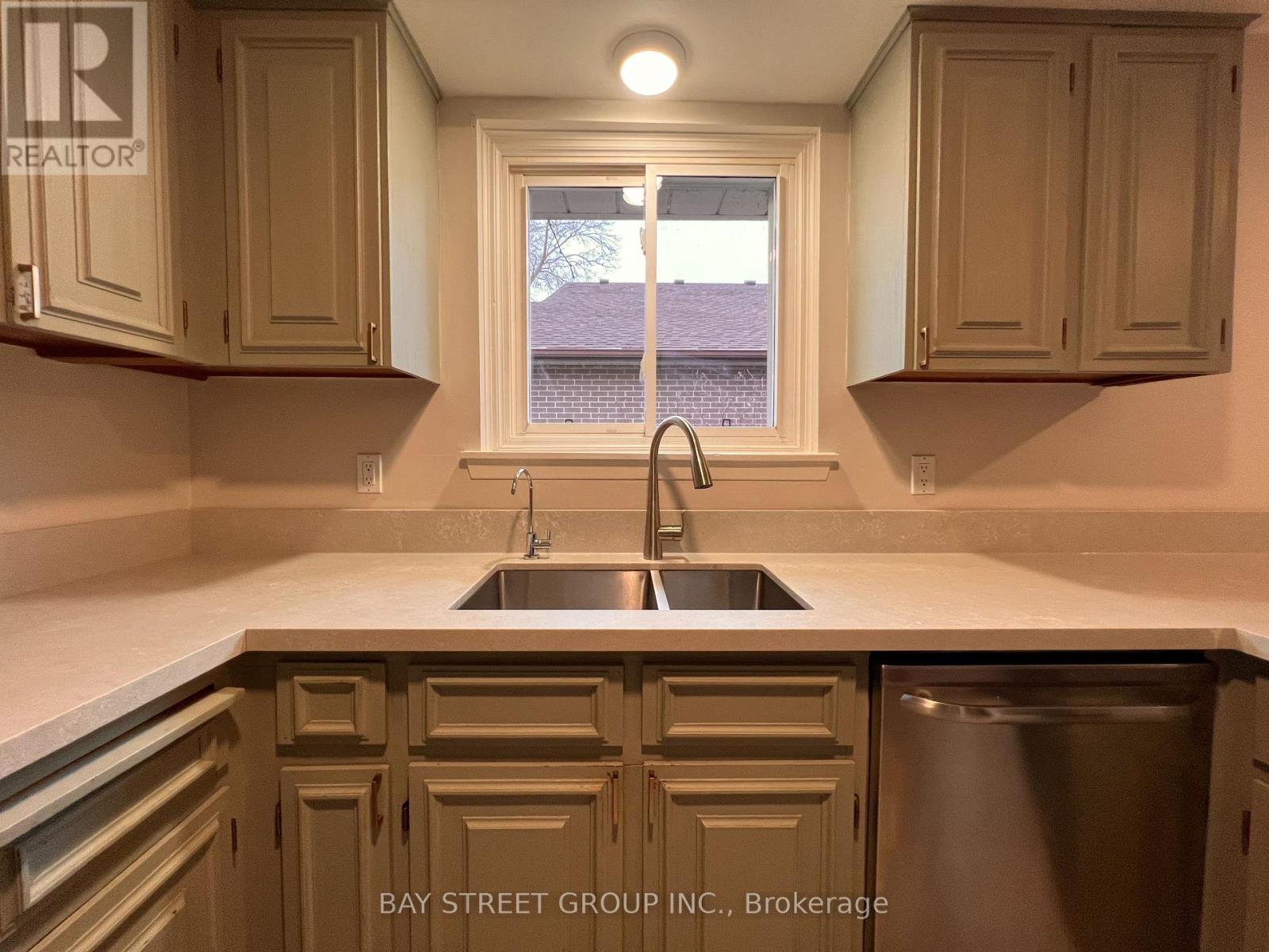 3195 Valmarie Avenue, Mississauga, Ontario  L5C 2A4 - Photo 8 - W12849838