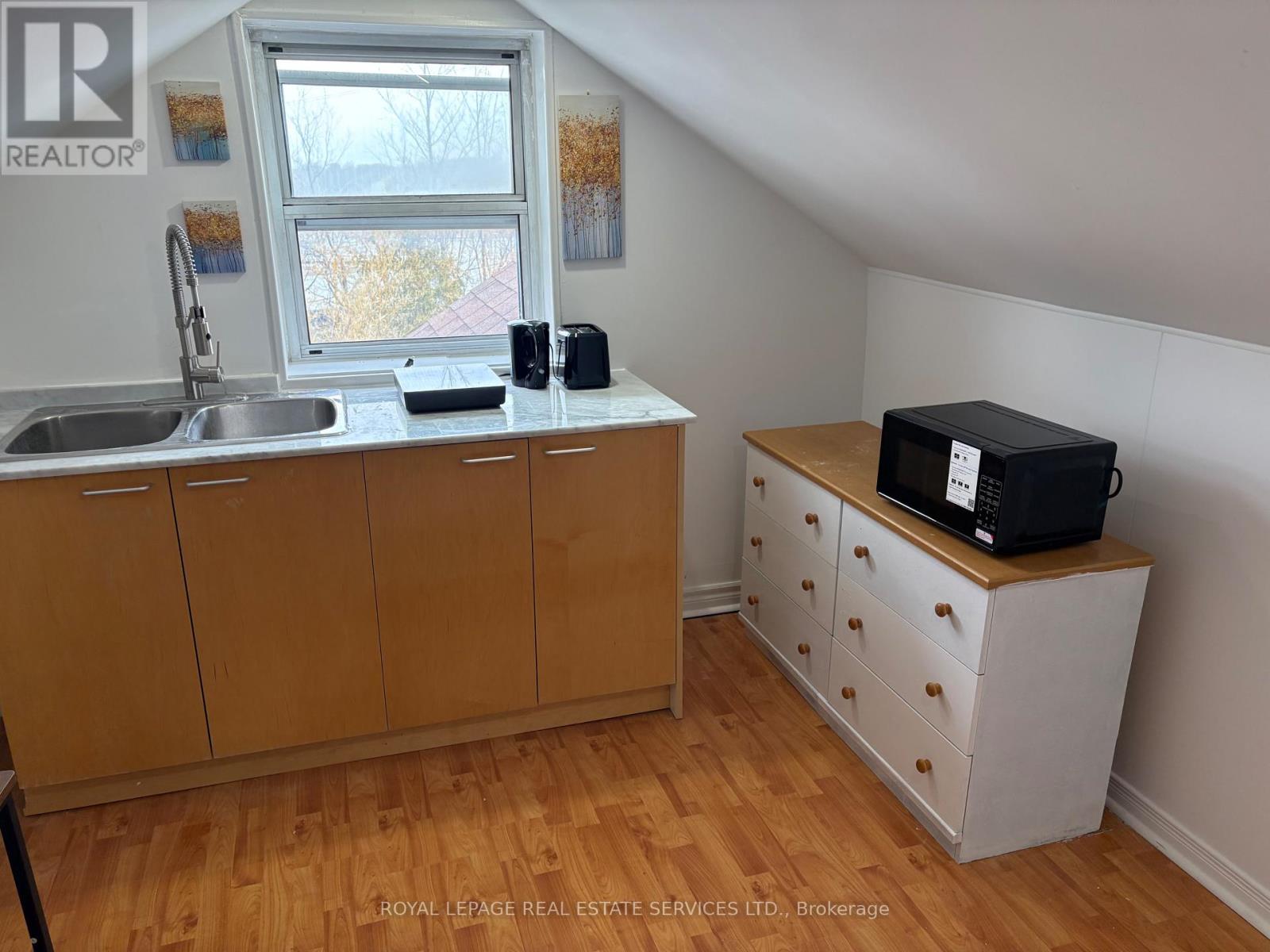 Upper - 37 Dee Avenue, Toronto, Ontario  M9N 1S8 - Photo 8 - W12821602