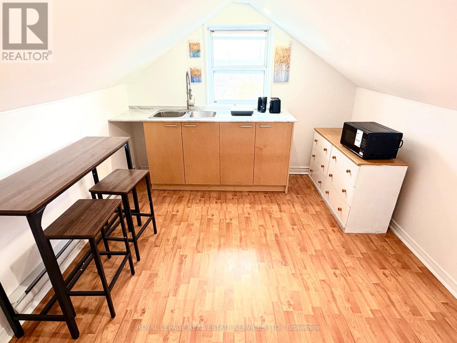 Upper - 37 Dee Avenue, Toronto, Ontario  M9N 1S8 - Photo 7 - W12821602