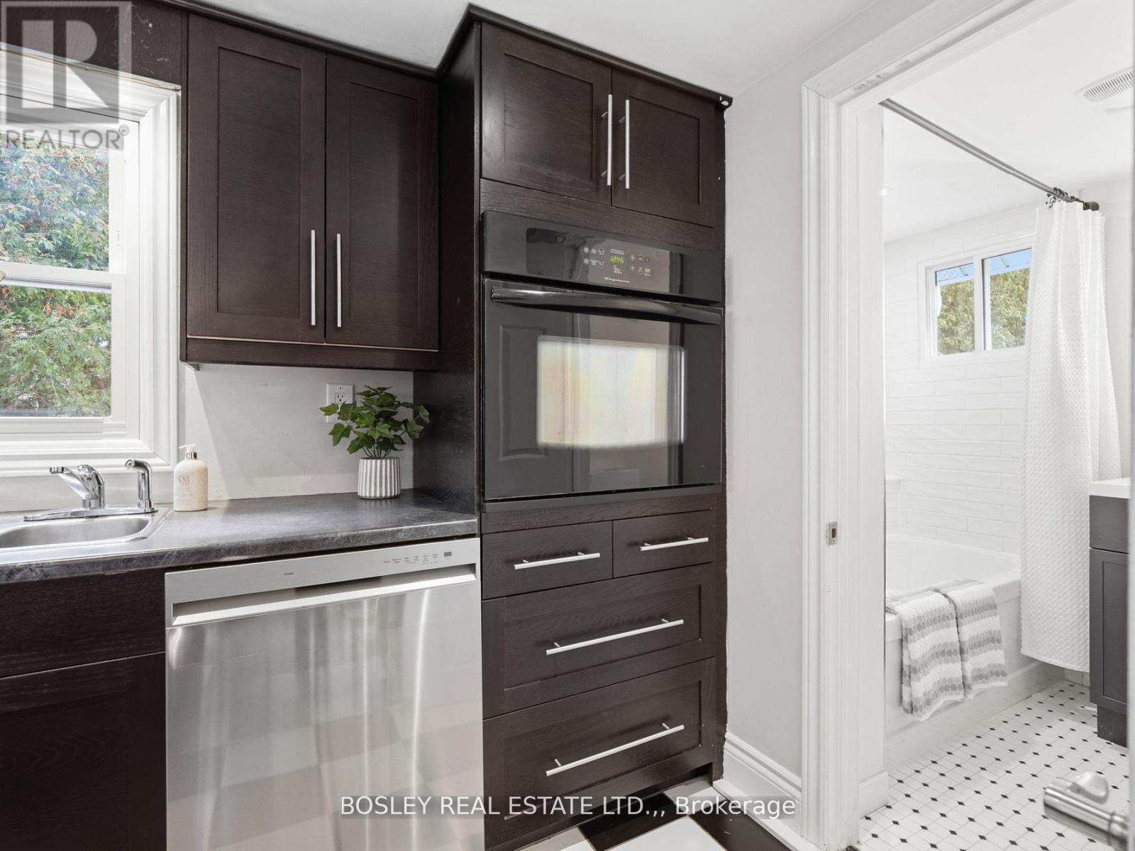 18 Michigan Avenue, St. Catharines, Ontario  L2N 4G8 - Photo 12 - X12849926