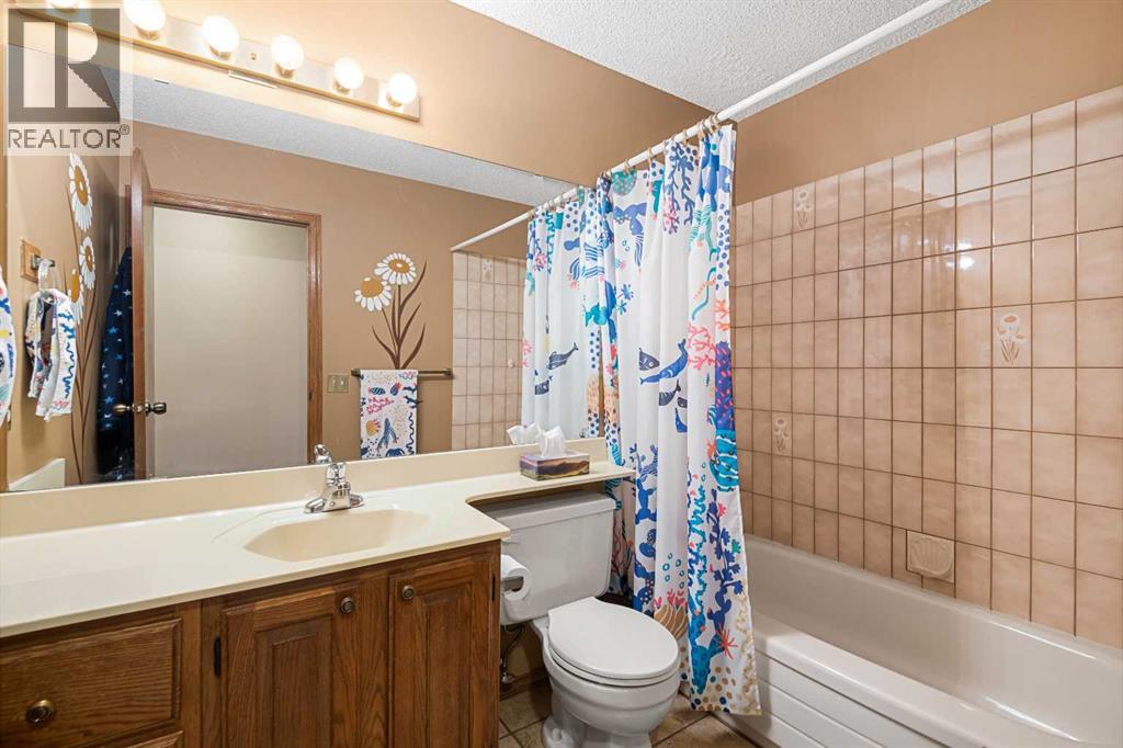 124 Strathbury Circle Sw, Calgary, Alberta  T3H 1P9 - Photo 24 - A2289958