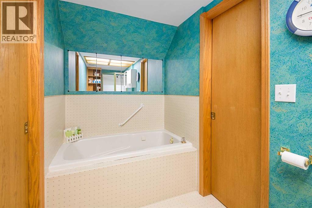 124 Strathbury Circle Sw, Calgary, Alberta  T3H 1P9 - Photo 29 - A2289958