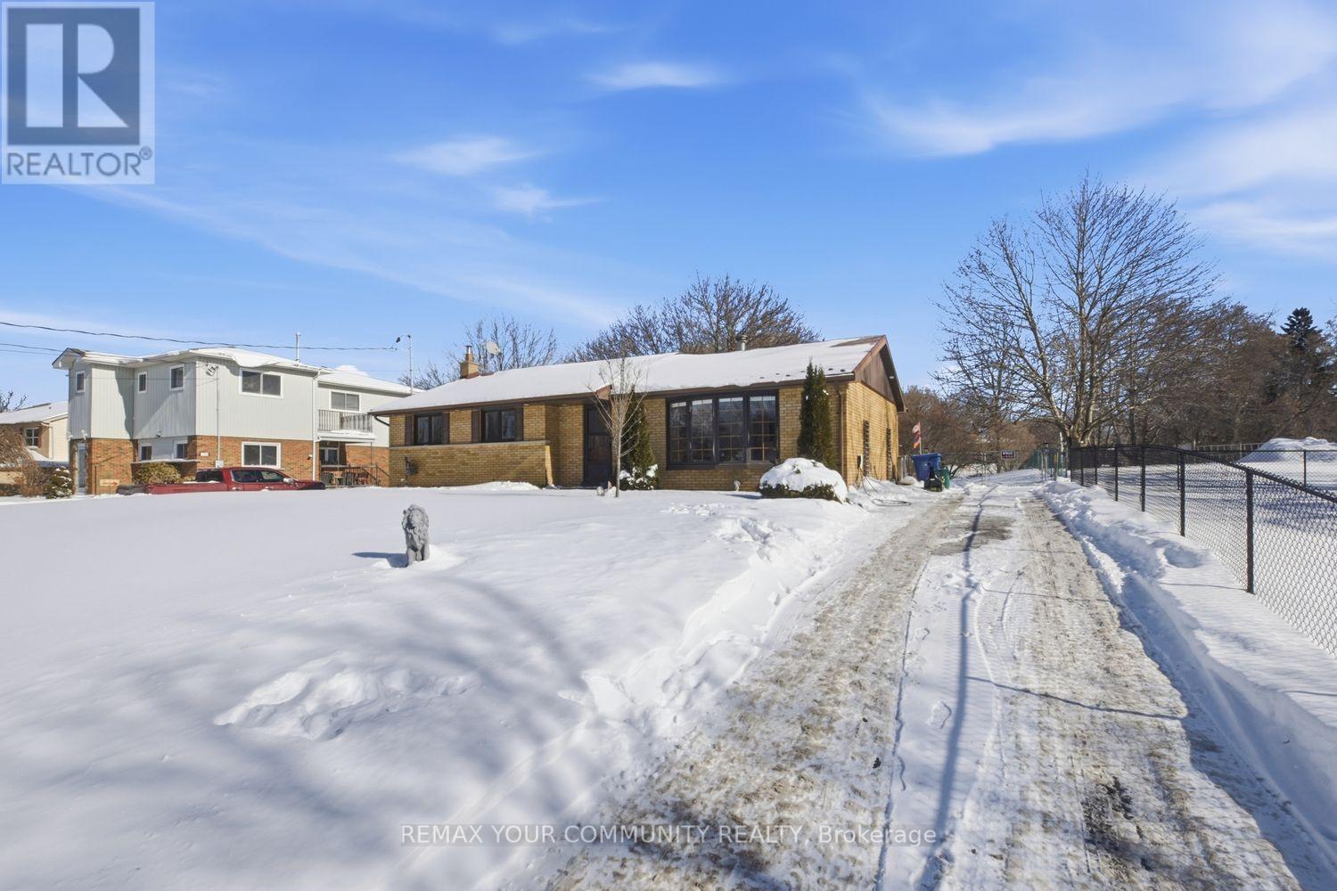 233 East Street, East Gwillimbury, Ontario  L9N 1K8 - Photo 2 - N12849936