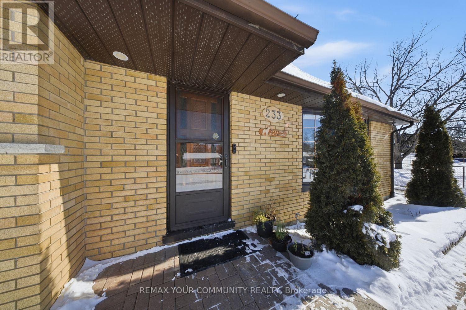 233 East Street, East Gwillimbury, Ontario  L9N 1K8 - Photo 3 - N12849936