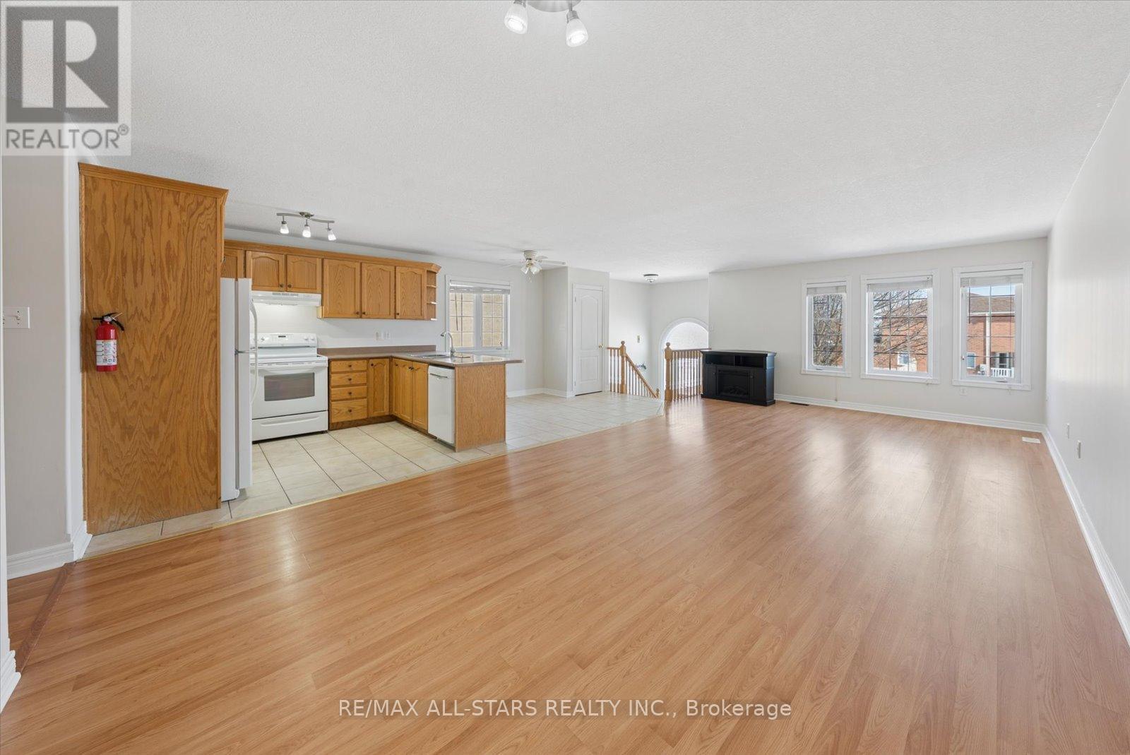 4 Smith Street, Bradford West Gwillimbury, Ontario  L3Z 3C9 - Photo 12 - N12850052