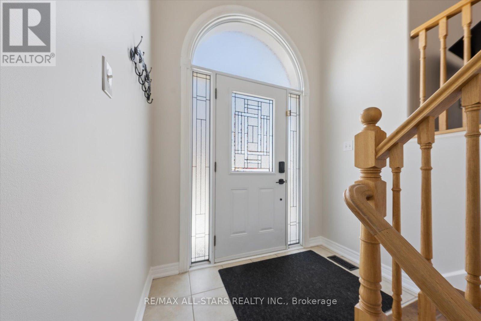 4 Smith Street, Bradford West Gwillimbury, Ontario  L3Z 3C9 - Photo 3 - N12850052