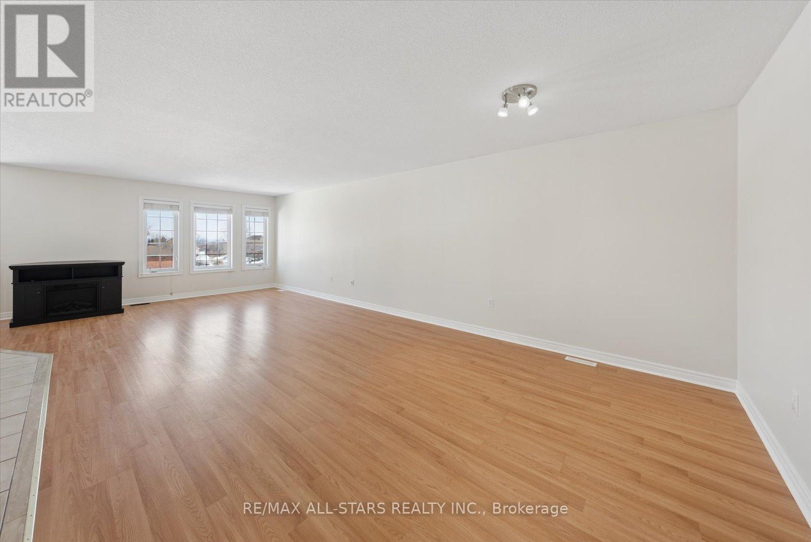 4 Smith Street, Bradford West Gwillimbury, Ontario  L3Z 3C9 - Photo 7 - N12850052