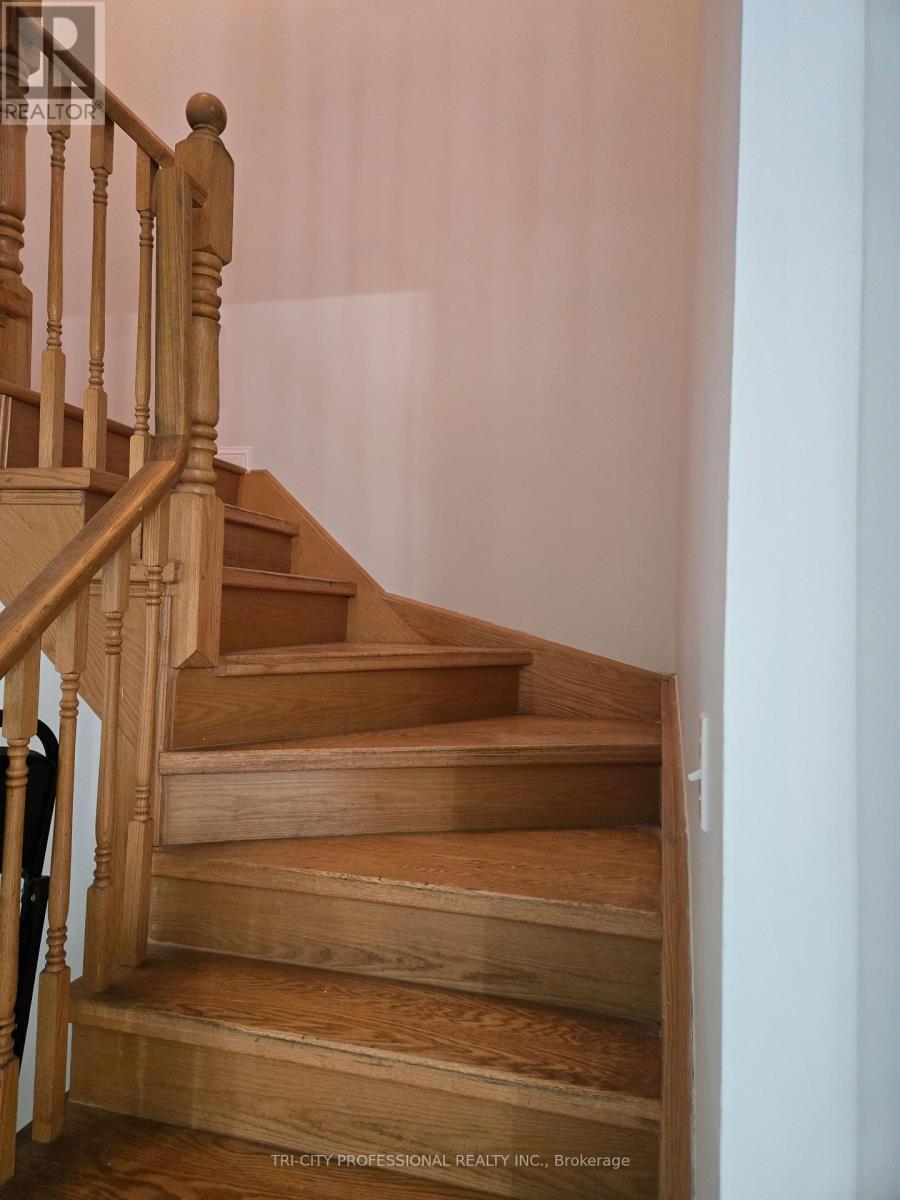 65 Mount Ranier Crescent, Brampton, Ontario  L6R 2L1 - Photo 5 - W12844622