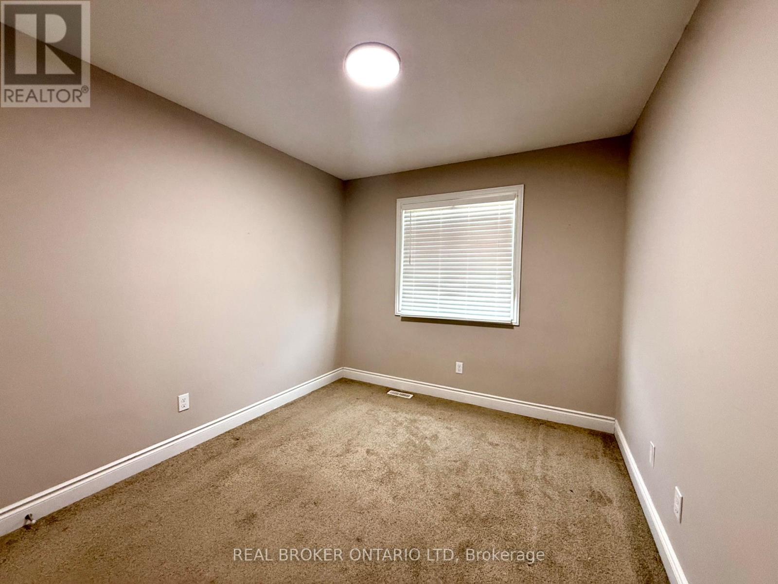 8 Alexander Circle, Strathroy-Caradoc (Se), Ontario  N7G 0B4 - Photo 10 - X12847490