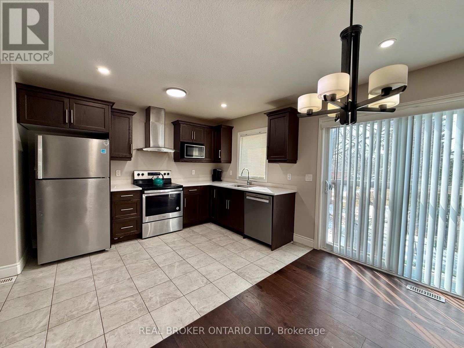 8 Alexander Circle, Strathroy-Caradoc (Se), Ontario  N7G 0B4 - Photo 2 - X12847490