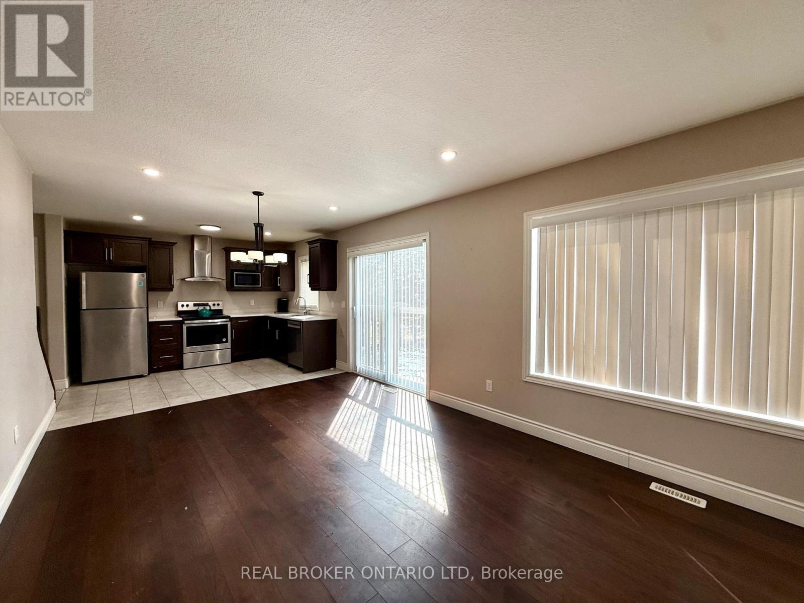 8 Alexander Circle, Strathroy-Caradoc (Se), Ontario  N7G 0B4 - Photo 3 - X12847490